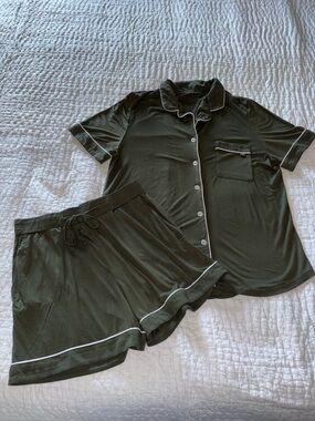 Cozy Earth Women’s Olive Green Short Sleeve Pajama Set with White Piping EUC S
